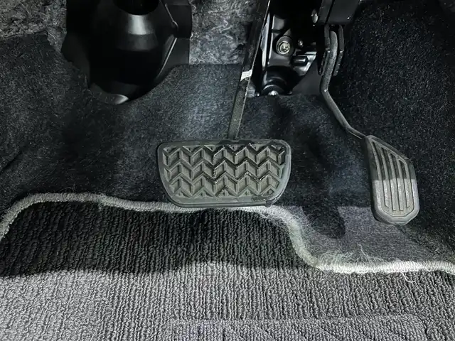 トヨタ ヴィッツ ハイブリッド F セーフティエディション 鹿児島県 2018(平30)年 6.5万km ホワイトパールクリスタルシャイン 純正ナビ（NSCN-W68）/バックカメラ/ワンセグTV/ビルトインETC/トヨタセーフティセンスC/オートマチックハイビーム/PCS/LDA/先行車発進お知らせ機能/電格ミラー/フロントフォグ/純正フロアマット/純正ドアバイザー/ステアリングリモコン/禁煙車