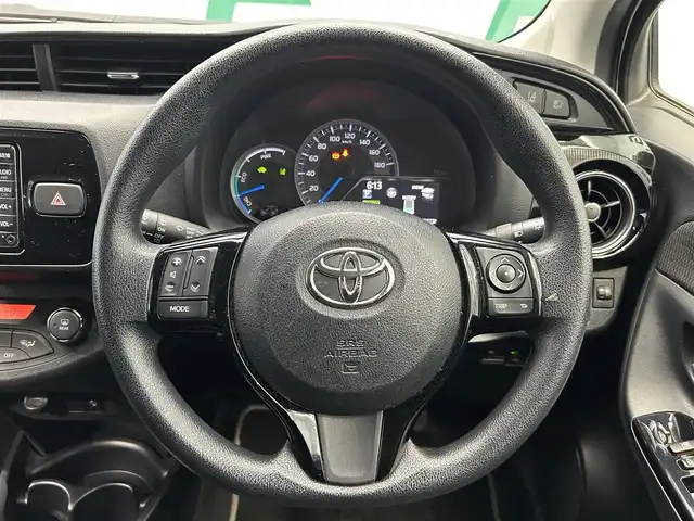 トヨタ ヴィッツ ハイブリッド F セーフティエディション 鹿児島県 2018(平30)年 6.5万km ホワイトパールクリスタルシャイン 純正ナビ（NSCN-W68）/バックカメラ/ワンセグTV/ビルトインETC/トヨタセーフティセンスC/オートマチックハイビーム/PCS/LDA/先行車発進お知らせ機能/電格ミラー/フロントフォグ/純正フロアマット/純正ドアバイザー/ステアリングリモコン/禁煙車