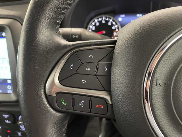 クライスラー・ジープ ジープ レネゲード リミテッド 熊本県 2020(令2)年 5.2万km グレー ・ワンオーナー/・スマートキー/・プッシュスタート/・自動緊急ブレーキ/・レーンセンス/・パークセンス/・ブラインドスポットモニター/・アクティブヘッドライト/・クルーズコントロール(追従式)/・黒革シート/・前席パワーシート/・前席シートヒーター /・ハンドルヒーター /・純正メモリナビ/　【Bluetooth・USB・AUX・AppleCarPlay】/・フルセグTV/・バックカメラ/・ETC2.0/・ドライブレコーダー(前後録画)/・LEDヘッドランプ/・LEDフォグランプ/・純正マット
