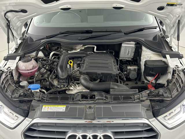アウディ Ａ１ SB 1．0TFSI 愛知県 2017(平29)年 5.2万km グレイシアホワイトメタリック 純正ナビ/（AM/FM/フルセグ/BlueTtooth/CD/DVD）/バックカメラ/D/N席シートヒーター/パーキングエイド/MTモード付AT/アイドリングストップ/純正15インチアルミホイール/バイキセノンヘッドライト/ETC/横滑り防止機能/オートライト/電動格納ミラー/ステアリングスイッチ/純正フロアマット/スマートキー/プッシュスタート/スペアキー
