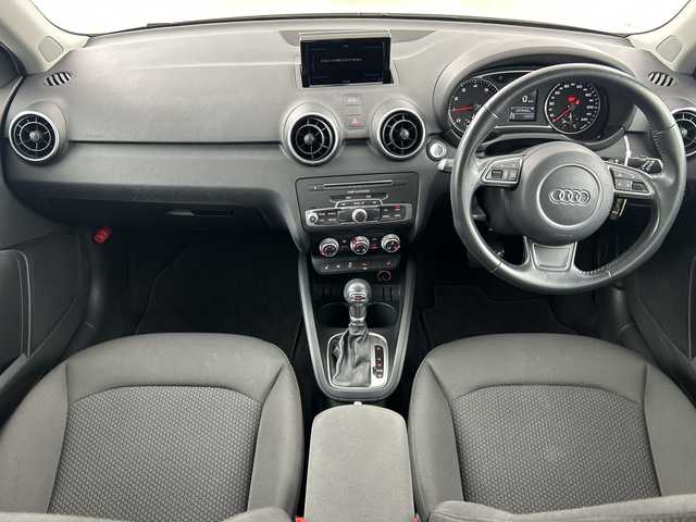 アウディ Ａ１ SB 1．0TFSI 愛知県 2017(平29)年 5.2万km グレイシアホワイトメタリック 純正ナビ/（AM/FM/フルセグ/BlueTtooth/CD/DVD）/バックカメラ/D/N席シートヒーター/パーキングエイド/MTモード付AT/アイドリングストップ/純正15インチアルミホイール/バイキセノンヘッドライト/ETC/横滑り防止機能/オートライト/電動格納ミラー/ステアリングスイッチ/純正フロアマット/スマートキー/プッシュスタート/スペアキー