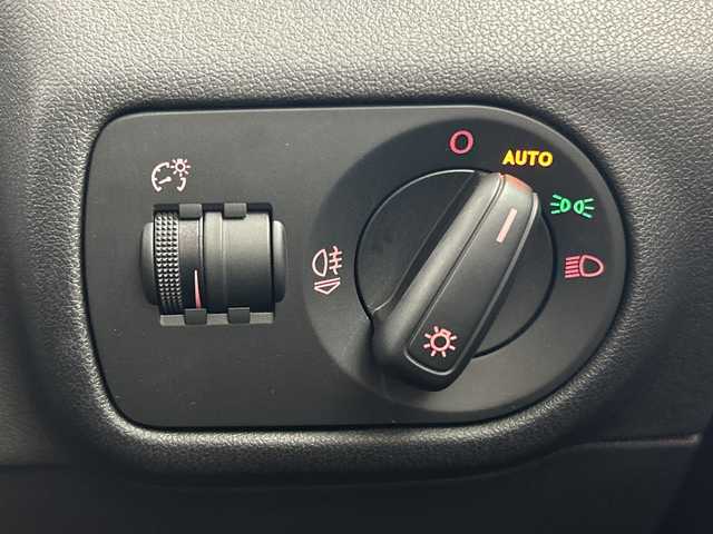 アウディ Ａ１ SB 1．0TFSI 愛知県 2017(平29)年 5.2万km グレイシアホワイトメタリック 純正ナビ/（AM/FM/フルセグ/BlueTtooth/CD/DVD）/バックカメラ/D/N席シートヒーター/パーキングエイド/MTモード付AT/アイドリングストップ/純正15インチアルミホイール/バイキセノンヘッドライト/ETC/横滑り防止機能/オートライト/電動格納ミラー/ステアリングスイッチ/純正フロアマット/スマートキー/プッシュスタート/スペアキー
