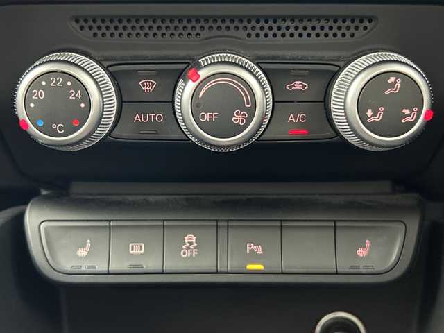アウディ Ａ１ SB 1．0TFSI 愛知県 2017(平29)年 5.2万km グレイシアホワイトメタリック 純正ナビ/（AM/FM/フルセグ/BlueTtooth/CD/DVD）/バックカメラ/D/N席シートヒーター/パーキングエイド/MTモード付AT/アイドリングストップ/純正15インチアルミホイール/バイキセノンヘッドライト/ETC/横滑り防止機能/オートライト/電動格納ミラー/ステアリングスイッチ/純正フロアマット/スマートキー/プッシュスタート/スペアキー