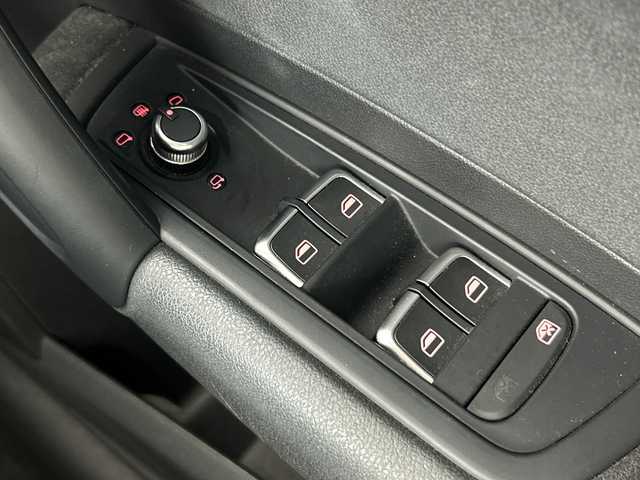 アウディ Ａ１ SB 1．0TFSI 愛知県 2017(平29)年 5.2万km グレイシアホワイトメタリック 純正ナビ/（AM/FM/フルセグ/BlueTtooth/CD/DVD）/バックカメラ/D/N席シートヒーター/パーキングエイド/MTモード付AT/アイドリングストップ/純正15インチアルミホイール/バイキセノンヘッドライト/ETC/横滑り防止機能/オートライト/電動格納ミラー/ステアリングスイッチ/純正フロアマット/スマートキー/プッシュスタート/スペアキー