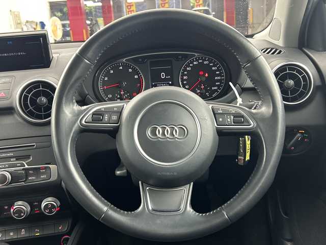 アウディ Ａ１ SB 1．0TFSI 愛知県 2017(平29)年 5.2万km グレイシアホワイトメタリック 純正ナビ/（AM/FM/フルセグ/BlueTtooth/CD/DVD）/バックカメラ/D/N席シートヒーター/パーキングエイド/MTモード付AT/アイドリングストップ/純正15インチアルミホイール/バイキセノンヘッドライト/ETC/横滑り防止機能/オートライト/電動格納ミラー/ステアリングスイッチ/純正フロアマット/スマートキー/プッシュスタート/スペアキー