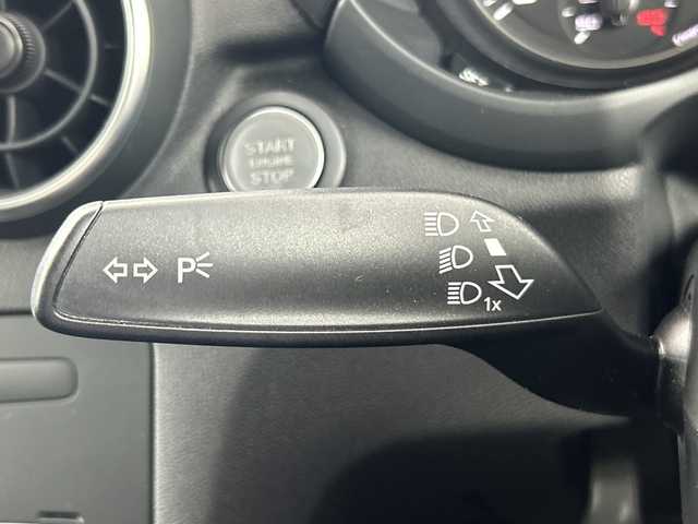 アウディ Ａ１ SB 1．0TFSI 愛知県 2017(平29)年 5.2万km グレイシアホワイトメタリック 純正ナビ/（AM/FM/フルセグ/BlueTtooth/CD/DVD）/バックカメラ/D/N席シートヒーター/パーキングエイド/MTモード付AT/アイドリングストップ/純正15インチアルミホイール/バイキセノンヘッドライト/ETC/横滑り防止機能/オートライト/電動格納ミラー/ステアリングスイッチ/純正フロアマット/スマートキー/プッシュスタート/スペアキー