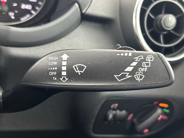 アウディ Ａ１ SB 1．0TFSI 愛知県 2017(平29)年 5.2万km グレイシアホワイトメタリック 純正ナビ/（AM/FM/フルセグ/BlueTtooth/CD/DVD）/バックカメラ/D/N席シートヒーター/パーキングエイド/MTモード付AT/アイドリングストップ/純正15インチアルミホイール/バイキセノンヘッドライト/ETC/横滑り防止機能/オートライト/電動格納ミラー/ステアリングスイッチ/純正フロアマット/スマートキー/プッシュスタート/スペアキー