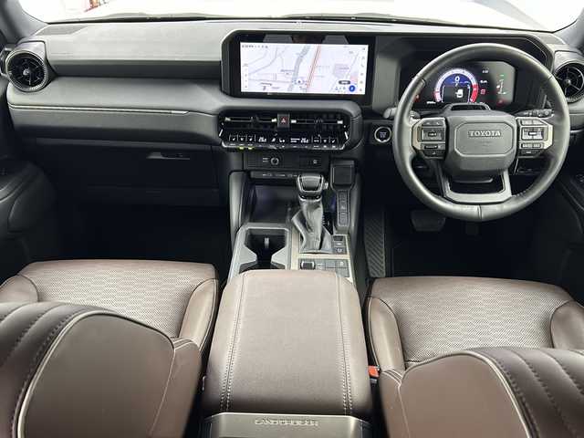 トヨタ ランドクルーザー ２５０ VX ファーストエディション 大阪府 2024(令6)年 2.6万km プラチナホワイトパールマイカ チルト＆スライド電動ムーンルーフ/デジタルインナーミラー/純正12.3インチディスプレイオーディオ/【AM/FM/Bluetooth/フルセグTV/HDMI】/パノラミックビューモニター/ビルトインETC2.0/挟み込み防止機能付きハンズフリーパワーバックドア/ステアリングヒーター/WAC/茶色本革シート/純正フロアマット/純正18インチAW/ブラインドスポットモニター/ISOFIX/AC100V電源/トヨタ チームメイト【アドバンスト ドライブ】/トヨタセーフティセンス/・プリクラッシュセーフティ/・レーントレーシングアシスト/・レーンディパーチャーアラート/・アダプティブハイビームシステム/・ロードサインアシスト/・ドライバー異常時対応システム/・プロアクティブドライビングアシスト/・発進遅れ告知機能/・フロントクロストラフィックアラート/・レーンチェンジアシスト