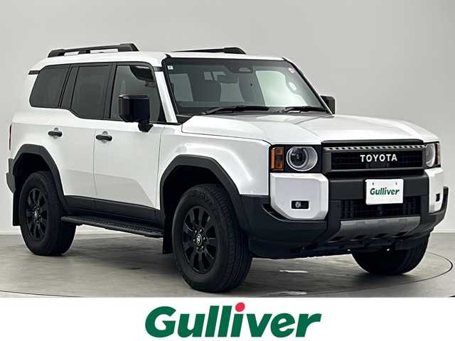 トヨタ ランドクルーザー ２５０ VX ファーストエディション 大阪府 2024(令6)年 2.6万km プラチナホワイトパールマイカ チルト＆スライド電動ムーンルーフ/デジタルインナーミラー/純正12.3インチディスプレイオーディオ/【AM/FM/Bluetooth/フルセグTV/HDMI】/パノラミックビューモニター/ビルトインETC2.0/挟み込み防止機能付きハンズフリーパワーバックドア/ステアリングヒーター/WAC/茶色本革シート/純正フロアマット/純正18インチAW/ブラインドスポットモニター/ISOFIX/AC100V電源/トヨタ チームメイト【アドバンスト ドライブ】/トヨタセーフティセンス/・プリクラッシュセーフティ/・レーントレーシングアシスト/・レーンディパーチャーアラート/・アダプティブハイビームシステム/・ロードサインアシスト/・ドライバー異常時対応システム/・プロアクティブドライビングアシスト/・発進遅れ告知機能/・フロントクロストラフィックアラート/・レーンチェンジアシスト
