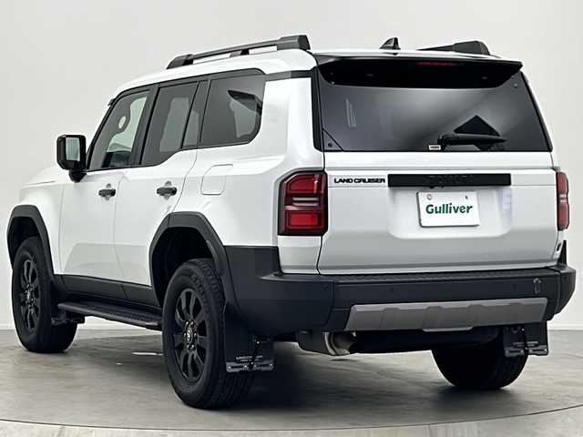 トヨタ ランドクルーザー ２５０ VX ファーストエディション 大阪府 2024(令6)年 2.6万km プラチナホワイトパールマイカ チルト＆スライド電動ムーンルーフ/デジタルインナーミラー/純正12.3インチディスプレイオーディオ/【AM/FM/Bluetooth/フルセグTV/HDMI】/パノラミックビューモニター/ビルトインETC2.0/挟み込み防止機能付きハンズフリーパワーバックドア/ステアリングヒーター/WAC/茶色本革シート/純正フロアマット/純正18インチAW/ブラインドスポットモニター/ISOFIX/AC100V電源/トヨタ チームメイト【アドバンスト ドライブ】/トヨタセーフティセンス/・プリクラッシュセーフティ/・レーントレーシングアシスト/・レーンディパーチャーアラート/・アダプティブハイビームシステム/・ロードサインアシスト/・ドライバー異常時対応システム/・プロアクティブドライビングアシスト/・発進遅れ告知機能/・フロントクロストラフィックアラート/・レーンチェンジアシスト