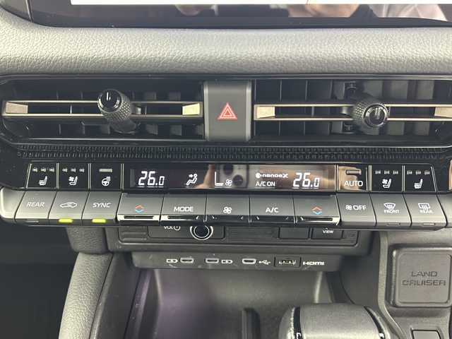 トヨタ ランドクルーザー ２５０ VX ファーストエディション 大阪府 2024(令6)年 2.6万km プラチナホワイトパールマイカ チルト＆スライド電動ムーンルーフ/デジタルインナーミラー/純正12.3インチディスプレイオーディオ/【AM/FM/Bluetooth/フルセグTV/HDMI】/パノラミックビューモニター/ビルトインETC2.0/挟み込み防止機能付きハンズフリーパワーバックドア/ステアリングヒーター/WAC/茶色本革シート/純正フロアマット/純正18インチAW/ブラインドスポットモニター/ISOFIX/AC100V電源/トヨタ チームメイト【アドバンスト ドライブ】/トヨタセーフティセンス/・プリクラッシュセーフティ/・レーントレーシングアシスト/・レーンディパーチャーアラート/・アダプティブハイビームシステム/・ロードサインアシスト/・ドライバー異常時対応システム/・プロアクティブドライビングアシスト/・発進遅れ告知機能/・フロントクロストラフィックアラート/・レーンチェンジアシスト
