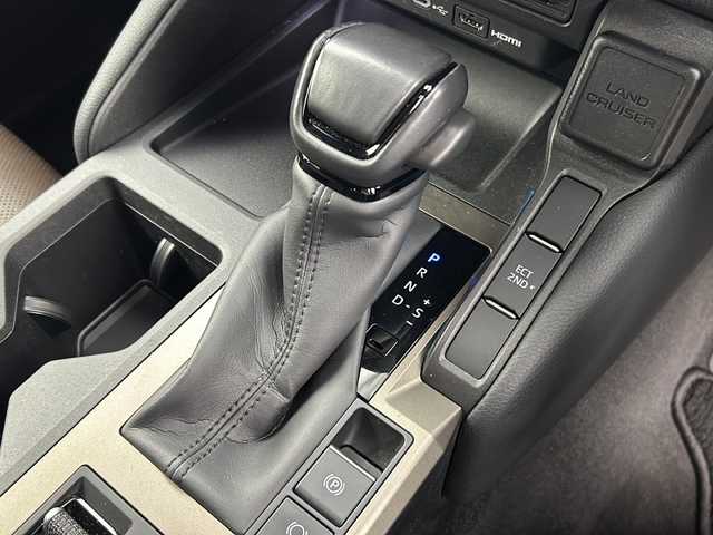 トヨタ ランドクルーザー ２５０ VX ファーストエディション 大阪府 2024(令6)年 2.6万km プラチナホワイトパールマイカ チルト＆スライド電動ムーンルーフ/デジタルインナーミラー/純正12.3インチディスプレイオーディオ/【AM/FM/Bluetooth/フルセグTV/HDMI】/パノラミックビューモニター/ビルトインETC2.0/挟み込み防止機能付きハンズフリーパワーバックドア/ステアリングヒーター/WAC/茶色本革シート/純正フロアマット/純正18インチAW/ブラインドスポットモニター/ISOFIX/AC100V電源/トヨタ チームメイト【アドバンスト ドライブ】/トヨタセーフティセンス/・プリクラッシュセーフティ/・レーントレーシングアシスト/・レーンディパーチャーアラート/・アダプティブハイビームシステム/・ロードサインアシスト/・ドライバー異常時対応システム/・プロアクティブドライビングアシスト/・発進遅れ告知機能/・フロントクロストラフィックアラート/・レーンチェンジアシスト