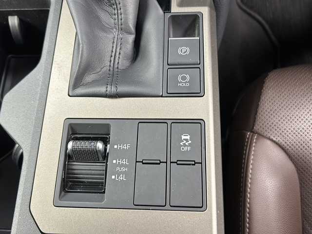 トヨタ ランドクルーザー ２５０ VX ファーストエディション 大阪府 2024(令6)年 2.6万km プラチナホワイトパールマイカ チルト＆スライド電動ムーンルーフ/デジタルインナーミラー/純正12.3インチディスプレイオーディオ/【AM/FM/Bluetooth/フルセグTV/HDMI】/パノラミックビューモニター/ビルトインETC2.0/挟み込み防止機能付きハンズフリーパワーバックドア/ステアリングヒーター/WAC/茶色本革シート/純正フロアマット/純正18インチAW/ブラインドスポットモニター/ISOFIX/AC100V電源/トヨタ チームメイト【アドバンスト ドライブ】/トヨタセーフティセンス/・プリクラッシュセーフティ/・レーントレーシングアシスト/・レーンディパーチャーアラート/・アダプティブハイビームシステム/・ロードサインアシスト/・ドライバー異常時対応システム/・プロアクティブドライビングアシスト/・発進遅れ告知機能/・フロントクロストラフィックアラート/・レーンチェンジアシスト