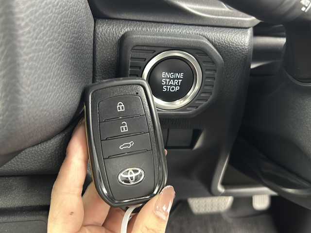 トヨタ ランドクルーザー ２５０ VX ファーストエディション 大阪府 2024(令6)年 2.6万km プラチナホワイトパールマイカ チルト＆スライド電動ムーンルーフ/デジタルインナーミラー/純正12.3インチディスプレイオーディオ/【AM/FM/Bluetooth/フルセグTV/HDMI】/パノラミックビューモニター/ビルトインETC2.0/挟み込み防止機能付きハンズフリーパワーバックドア/ステアリングヒーター/WAC/茶色本革シート/純正フロアマット/純正18インチAW/ブラインドスポットモニター/ISOFIX/AC100V電源/トヨタ チームメイト【アドバンスト ドライブ】/トヨタセーフティセンス/・プリクラッシュセーフティ/・レーントレーシングアシスト/・レーンディパーチャーアラート/・アダプティブハイビームシステム/・ロードサインアシスト/・ドライバー異常時対応システム/・プロアクティブドライビングアシスト/・発進遅れ告知機能/・フロントクロストラフィックアラート/・レーンチェンジアシスト