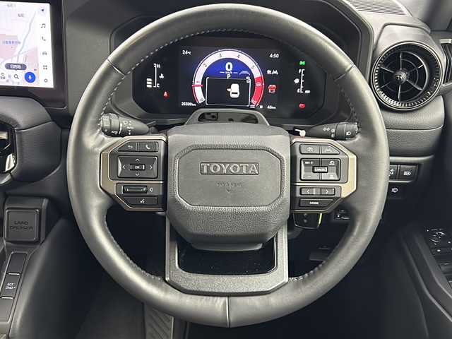 トヨタ ランドクルーザー ２５０ VX ファーストエディション 大阪府 2024(令6)年 2.6万km プラチナホワイトパールマイカ チルト＆スライド電動ムーンルーフ/デジタルインナーミラー/純正12.3インチディスプレイオーディオ/【AM/FM/Bluetooth/フルセグTV/HDMI】/パノラミックビューモニター/ビルトインETC2.0/挟み込み防止機能付きハンズフリーパワーバックドア/ステアリングヒーター/WAC/茶色本革シート/純正フロアマット/純正18インチAW/ブラインドスポットモニター/ISOFIX/AC100V電源/トヨタ チームメイト【アドバンスト ドライブ】/トヨタセーフティセンス/・プリクラッシュセーフティ/・レーントレーシングアシスト/・レーンディパーチャーアラート/・アダプティブハイビームシステム/・ロードサインアシスト/・ドライバー異常時対応システム/・プロアクティブドライビングアシスト/・発進遅れ告知機能/・フロントクロストラフィックアラート/・レーンチェンジアシスト