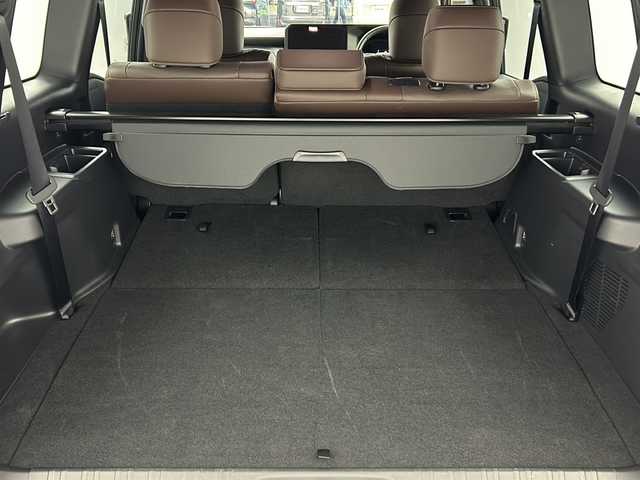 トヨタ ランドクルーザー ２５０ VX ファーストエディション 大阪府 2024(令6)年 2.6万km プラチナホワイトパールマイカ チルト＆スライド電動ムーンルーフ/デジタルインナーミラー/純正12.3インチディスプレイオーディオ/【AM/FM/Bluetooth/フルセグTV/HDMI】/パノラミックビューモニター/ビルトインETC2.0/挟み込み防止機能付きハンズフリーパワーバックドア/ステアリングヒーター/WAC/茶色本革シート/純正フロアマット/純正18インチAW/ブラインドスポットモニター/ISOFIX/AC100V電源/トヨタ チームメイト【アドバンスト ドライブ】/トヨタセーフティセンス/・プリクラッシュセーフティ/・レーントレーシングアシスト/・レーンディパーチャーアラート/・アダプティブハイビームシステム/・ロードサインアシスト/・ドライバー異常時対応システム/・プロアクティブドライビングアシスト/・発進遅れ告知機能/・フロントクロストラフィックアラート/・レーンチェンジアシスト