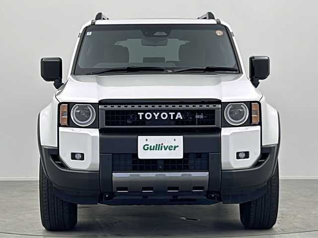 トヨタ ランドクルーザー ２５０ VX ファーストエディション 大阪府 2024(令6)年 2.6万km プラチナホワイトパールマイカ チルト＆スライド電動ムーンルーフ/デジタルインナーミラー/純正12.3インチディスプレイオーディオ/【AM/FM/Bluetooth/フルセグTV/HDMI】/パノラミックビューモニター/ビルトインETC2.0/挟み込み防止機能付きハンズフリーパワーバックドア/ステアリングヒーター/WAC/茶色本革シート/純正フロアマット/純正18インチAW/ブラインドスポットモニター/ISOFIX/AC100V電源/トヨタ チームメイト【アドバンスト ドライブ】/トヨタセーフティセンス/・プリクラッシュセーフティ/・レーントレーシングアシスト/・レーンディパーチャーアラート/・アダプティブハイビームシステム/・ロードサインアシスト/・ドライバー異常時対応システム/・プロアクティブドライビングアシスト/・発進遅れ告知機能/・フロントクロストラフィックアラート/・レーンチェンジアシスト