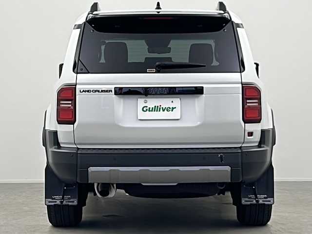 トヨタ ランドクルーザー ２５０ VX ファーストエディション 大阪府 2024(令6)年 2.6万km プラチナホワイトパールマイカ チルト＆スライド電動ムーンルーフ/デジタルインナーミラー/純正12.3インチディスプレイオーディオ/【AM/FM/Bluetooth/フルセグTV/HDMI】/パノラミックビューモニター/ビルトインETC2.0/挟み込み防止機能付きハンズフリーパワーバックドア/ステアリングヒーター/WAC/茶色本革シート/純正フロアマット/純正18インチAW/ブラインドスポットモニター/ISOFIX/AC100V電源/トヨタ チームメイト【アドバンスト ドライブ】/トヨタセーフティセンス/・プリクラッシュセーフティ/・レーントレーシングアシスト/・レーンディパーチャーアラート/・アダプティブハイビームシステム/・ロードサインアシスト/・ドライバー異常時対応システム/・プロアクティブドライビングアシスト/・発進遅れ告知機能/・フロントクロストラフィックアラート/・レーンチェンジアシスト
