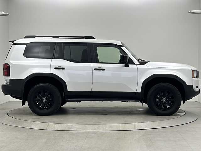 トヨタ ランドクルーザー ２５０ VX ファーストエディション 大阪府 2024(令6)年 2.6万km プラチナホワイトパールマイカ チルト＆スライド電動ムーンルーフ/デジタルインナーミラー/純正12.3インチディスプレイオーディオ/【AM/FM/Bluetooth/フルセグTV/HDMI】/パノラミックビューモニター/ビルトインETC2.0/挟み込み防止機能付きハンズフリーパワーバックドア/ステアリングヒーター/WAC/茶色本革シート/純正フロアマット/純正18インチAW/ブラインドスポットモニター/ISOFIX/AC100V電源/トヨタ チームメイト【アドバンスト ドライブ】/トヨタセーフティセンス/・プリクラッシュセーフティ/・レーントレーシングアシスト/・レーンディパーチャーアラート/・アダプティブハイビームシステム/・ロードサインアシスト/・ドライバー異常時対応システム/・プロアクティブドライビングアシスト/・発進遅れ告知機能/・フロントクロストラフィックアラート/・レーンチェンジアシスト