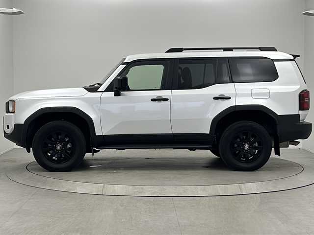 トヨタ ランドクルーザー ２５０ VX ファーストエディション 大阪府 2024(令6)年 2.6万km プラチナホワイトパールマイカ チルト＆スライド電動ムーンルーフ/デジタルインナーミラー/純正12.3インチディスプレイオーディオ/【AM/FM/Bluetooth/フルセグTV/HDMI】/パノラミックビューモニター/ビルトインETC2.0/挟み込み防止機能付きハンズフリーパワーバックドア/ステアリングヒーター/WAC/茶色本革シート/純正フロアマット/純正18インチAW/ブラインドスポットモニター/ISOFIX/AC100V電源/トヨタ チームメイト【アドバンスト ドライブ】/トヨタセーフティセンス/・プリクラッシュセーフティ/・レーントレーシングアシスト/・レーンディパーチャーアラート/・アダプティブハイビームシステム/・ロードサインアシスト/・ドライバー異常時対応システム/・プロアクティブドライビングアシスト/・発進遅れ告知機能/・フロントクロストラフィックアラート/・レーンチェンジアシスト