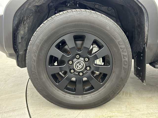 トヨタ ランドクルーザー ２５０ VX ファーストエディション 大阪府 2024(令6)年 2.6万km プラチナホワイトパールマイカ チルト＆スライド電動ムーンルーフ/デジタルインナーミラー/純正12.3インチディスプレイオーディオ/【AM/FM/Bluetooth/フルセグTV/HDMI】/パノラミックビューモニター/ビルトインETC2.0/挟み込み防止機能付きハンズフリーパワーバックドア/ステアリングヒーター/WAC/茶色本革シート/純正フロアマット/純正18インチAW/ブラインドスポットモニター/ISOFIX/AC100V電源/トヨタ チームメイト【アドバンスト ドライブ】/トヨタセーフティセンス/・プリクラッシュセーフティ/・レーントレーシングアシスト/・レーンディパーチャーアラート/・アダプティブハイビームシステム/・ロードサインアシスト/・ドライバー異常時対応システム/・プロアクティブドライビングアシスト/・発進遅れ告知機能/・フロントクロストラフィックアラート/・レーンチェンジアシスト