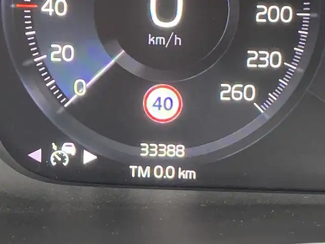ボルボ ＸＣ４０ B4 AWD インスクリプション 熊本県 2021(令3)年 3.4万km ゴールド ・スマートキー/・プッシュスタート/・サンルーフ/・CitySafety/・レーンキープエイド/・ドライバーアラート/・ロードサインインフォメーション/・パークアシスト/・クロストラフィックアラート/・ブラインドスポットモニター/・アクティブ・ペンディング・ライト/・衝突回避/・クルーズコントロール(追従式)/・黒革シート/・前席パワーシート/・全席シートヒーター /・ハンドルヒーター /・純正メモリナビ/　【Bluetooth・USB・AppleCarPlay・AndroidAuto】/・harman/kardonサウンドシステム/・フルセグTV/・全方位カメラ/・ETC/・ワイヤレス充電/・パワーバックドア/・LEDヘッドランプ/・LEDフォグランプ/・純正マット/・保証書/取説