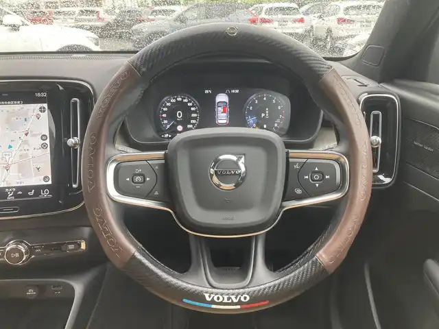 ボルボ ＸＣ４０ B4 AWD インスクリプション 熊本県 2021(令3)年 3.4万km ゴールド ・スマートキー/・プッシュスタート/・サンルーフ/・CitySafety/・レーンキープエイド/・ドライバーアラート/・ロードサインインフォメーション/・パークアシスト/・クロストラフィックアラート/・ブラインドスポットモニター/・アクティブ・ペンディング・ライト/・衝突回避/・クルーズコントロール(追従式)/・黒革シート/・前席パワーシート/・全席シートヒーター /・ハンドルヒーター /・純正メモリナビ/　【Bluetooth・USB・AppleCarPlay・AndroidAuto】/・harman/kardonサウンドシステム/・フルセグTV/・全方位カメラ/・ETC/・ワイヤレス充電/・パワーバックドア/・LEDヘッドランプ/・LEDフォグランプ/・純正マット/・保証書/取説