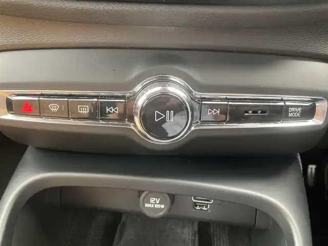 ボルボ ＸＣ４０ B4 AWD インスクリプション 熊本県 2021(令3)年 3.4万km ゴールド ・スマートキー/・プッシュスタート/・サンルーフ/・CitySafety/・レーンキープエイド/・ドライバーアラート/・ロードサインインフォメーション/・パークアシスト/・クロストラフィックアラート/・ブラインドスポットモニター/・アクティブ・ペンディング・ライト/・衝突回避/・クルーズコントロール(追従式)/・黒革シート/・前席パワーシート/・全席シートヒーター /・ハンドルヒーター /・純正メモリナビ/　【Bluetooth・USB・AppleCarPlay・AndroidAuto】/・harman/kardonサウンドシステム/・フルセグTV/・全方位カメラ/・ETC/・ワイヤレス充電/・パワーバックドア/・LEDヘッドランプ/・LEDフォグランプ/・純正マット/・保証書/取説
