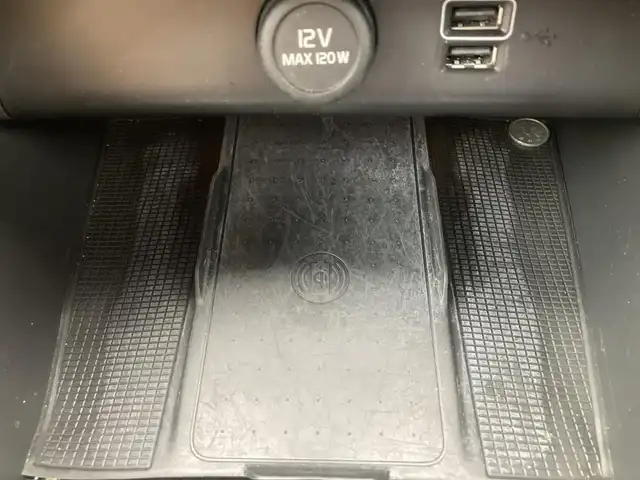 ボルボ ＸＣ４０ B4 AWD インスクリプション 熊本県 2021(令3)年 3.4万km ゴールド ・スマートキー/・プッシュスタート/・サンルーフ/・CitySafety/・レーンキープエイド/・ドライバーアラート/・ロードサインインフォメーション/・パークアシスト/・クロストラフィックアラート/・ブラインドスポットモニター/・アクティブ・ペンディング・ライト/・衝突回避/・クルーズコントロール(追従式)/・黒革シート/・前席パワーシート/・全席シートヒーター /・ハンドルヒーター /・純正メモリナビ/　【Bluetooth・USB・AppleCarPlay・AndroidAuto】/・harman/kardonサウンドシステム/・フルセグTV/・全方位カメラ/・ETC/・ワイヤレス充電/・パワーバックドア/・LEDヘッドランプ/・LEDフォグランプ/・純正マット/・保証書/取説