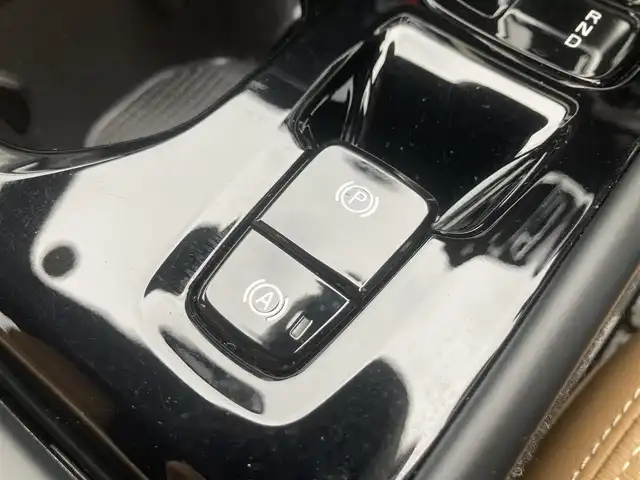 ボルボ ＸＣ４０ B4 AWD インスクリプション 熊本県 2021(令3)年 3.4万km ゴールド ・スマートキー/・プッシュスタート/・サンルーフ/・CitySafety/・レーンキープエイド/・ドライバーアラート/・ロードサインインフォメーション/・パークアシスト/・クロストラフィックアラート/・ブラインドスポットモニター/・アクティブ・ペンディング・ライト/・衝突回避/・クルーズコントロール(追従式)/・黒革シート/・前席パワーシート/・全席シートヒーター /・ハンドルヒーター /・純正メモリナビ/　【Bluetooth・USB・AppleCarPlay・AndroidAuto】/・harman/kardonサウンドシステム/・フルセグTV/・全方位カメラ/・ETC/・ワイヤレス充電/・パワーバックドア/・LEDヘッドランプ/・LEDフォグランプ/・純正マット/・保証書/取説