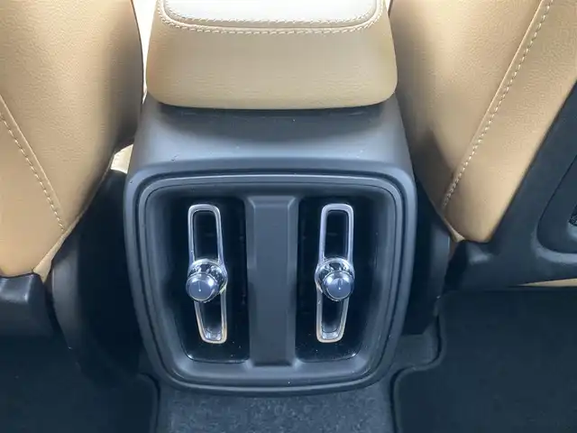 ボルボ ＸＣ４０ B4 AWD インスクリプション 熊本県 2021(令3)年 3.4万km ゴールド ・スマートキー/・プッシュスタート/・サンルーフ/・CitySafety/・レーンキープエイド/・ドライバーアラート/・ロードサインインフォメーション/・パークアシスト/・クロストラフィックアラート/・ブラインドスポットモニター/・アクティブ・ペンディング・ライト/・衝突回避/・クルーズコントロール(追従式)/・黒革シート/・前席パワーシート/・全席シートヒーター /・ハンドルヒーター /・純正メモリナビ/　【Bluetooth・USB・AppleCarPlay・AndroidAuto】/・harman/kardonサウンドシステム/・フルセグTV/・全方位カメラ/・ETC/・ワイヤレス充電/・パワーバックドア/・LEDヘッドランプ/・LEDフォグランプ/・純正マット/・保証書/取説