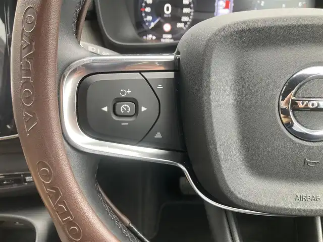 ボルボ ＸＣ４０ B4 AWD インスクリプション 熊本県 2021(令3)年 3.4万km ゴールド ・スマートキー/・プッシュスタート/・サンルーフ/・CitySafety/・レーンキープエイド/・ドライバーアラート/・ロードサインインフォメーション/・パークアシスト/・クロストラフィックアラート/・ブラインドスポットモニター/・アクティブ・ペンディング・ライト/・衝突回避/・クルーズコントロール(追従式)/・黒革シート/・前席パワーシート/・全席シートヒーター /・ハンドルヒーター /・純正メモリナビ/　【Bluetooth・USB・AppleCarPlay・AndroidAuto】/・harman/kardonサウンドシステム/・フルセグTV/・全方位カメラ/・ETC/・ワイヤレス充電/・パワーバックドア/・LEDヘッドランプ/・LEDフォグランプ/・純正マット/・保証書/取説