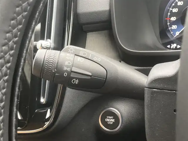 ボルボ ＸＣ４０ B4 AWD インスクリプション 熊本県 2021(令3)年 3.4万km ゴールド ・スマートキー/・プッシュスタート/・サンルーフ/・CitySafety/・レーンキープエイド/・ドライバーアラート/・ロードサインインフォメーション/・パークアシスト/・クロストラフィックアラート/・ブラインドスポットモニター/・アクティブ・ペンディング・ライト/・衝突回避/・クルーズコントロール(追従式)/・黒革シート/・前席パワーシート/・全席シートヒーター /・ハンドルヒーター /・純正メモリナビ/　【Bluetooth・USB・AppleCarPlay・AndroidAuto】/・harman/kardonサウンドシステム/・フルセグTV/・全方位カメラ/・ETC/・ワイヤレス充電/・パワーバックドア/・LEDヘッドランプ/・LEDフォグランプ/・純正マット/・保証書/取説