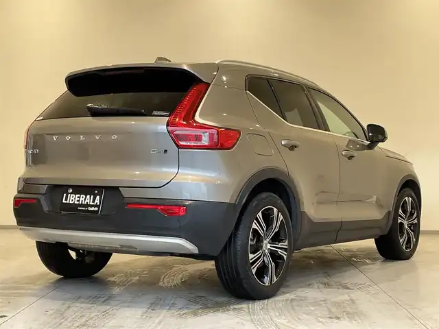 ボルボ ＸＣ４０ B4 AWD インスクリプション 熊本県 2021(令3)年 3.4万km ゴールド ・スマートキー/・プッシュスタート/・サンルーフ/・CitySafety/・レーンキープエイド/・ドライバーアラート/・ロードサインインフォメーション/・パークアシスト/・クロストラフィックアラート/・ブラインドスポットモニター/・アクティブ・ペンディング・ライト/・衝突回避/・クルーズコントロール(追従式)/・黒革シート/・前席パワーシート/・全席シートヒーター /・ハンドルヒーター /・純正メモリナビ/　【Bluetooth・USB・AppleCarPlay・AndroidAuto】/・harman/kardonサウンドシステム/・フルセグTV/・全方位カメラ/・ETC/・ワイヤレス充電/・パワーバックドア/・LEDヘッドランプ/・LEDフォグランプ/・純正マット/・保証書/取説