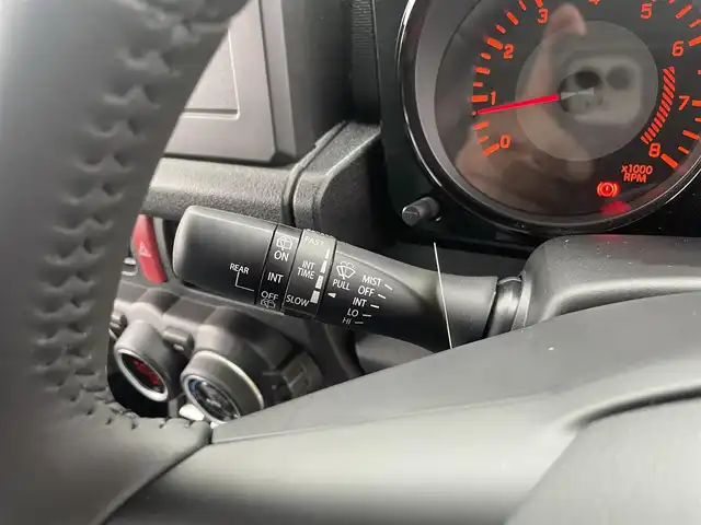 スズキ ジムニー ノマド FC 宮崎県 2025(令7)年 0.1千km 赤 ワンオーナー/４WD/衝突軽減ブレーキ/レーンキープアシスト/レーダークルーズコントロール/LEDヘッドライト/フォグランプ/シートヒーター/スマートキー/プッシュスタート/アイドリングストップ/背面タイヤ