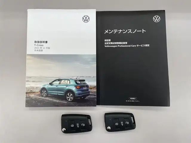 フォルクスワーゲン Ｔ－クロス TSI アクティブ 愛知県 2022(令4)年 2.6万km ピュアホワイト /禁煙車//純正メーカーオプションナビ//フルセグTV/BT/USB/MirrorLink//AppleCarPlay/AndroidAuto//ブラインドスポットモニター//バックカメラ//ビルトインETC2.0//マルチファンクションディスプレイ//フロントアシスト//疲労検知システム//プロアクティブ・オキュパント・プロテクション//コーナーセンサー//横滑り防止装置//レーンキープアシスト//衝突軽減システム//アダプティブクルーズコントロール//MTモード付AT//アイドリングストップ//プッシュスタート//純正16インチアルミホイール//純正ゴムマット//純正オートLEDヘッドライト//前後フォグランプ//オートリトラクタブルミラー//ルーフレール//トノカバー//革巻きステアリング//ステアリングスイッチ//イモビライザー//ISOFIX//バニティミラー//UVカットガラス//プライバシーガラス//スマートキー//スペアキー×1//保証書/取扱説明書//ディーラー記録簿(R5.6)