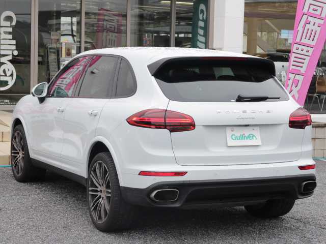 ポルシェ カイエン プラチナエディション 千葉県 2018(平30)年 6.4万km 白 純正ナビ/・Bluetooth/・バックカメラ/・FM/AMラジオ/・フルセグTV（助手席足元スイッチあり）/パドルシフト/アイドリングストップ/シートヒーター/パワーシート/ETC/クルーズコントロール/純正フロアマット/スマートキー２本/パワーバックドア/BOSEスピーカー/フォグランプ/保証書/取扱説明書