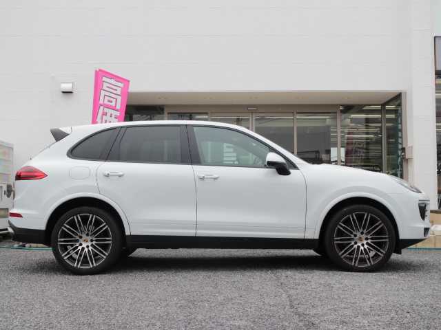 ポルシェ カイエン プラチナエディション 千葉県 2018(平30)年 6.4万km 白 純正ナビ/・Bluetooth/・バックカメラ/・FM/AMラジオ/・フルセグTV（助手席足元スイッチあり）/パドルシフト/アイドリングストップ/シートヒーター/パワーシート/ETC/クルーズコントロール/純正フロアマット/スマートキー２本/パワーバックドア/BOSEスピーカー/フォグランプ/保証書/取扱説明書