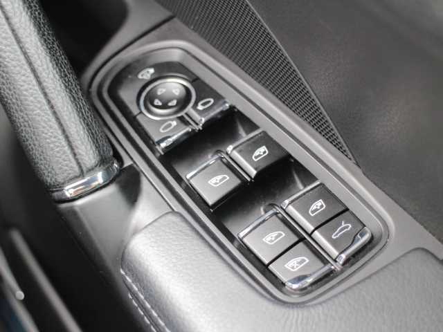 ポルシェ カイエン プラチナエディション 千葉県 2018(平30)年 6.4万km 白 純正ナビ/・Bluetooth/・バックカメラ/・FM/AMラジオ/・フルセグTV（助手席足元スイッチあり）/パドルシフト/アイドリングストップ/シートヒーター/パワーシート/ETC/クルーズコントロール/純正フロアマット/スマートキー２本/パワーバックドア/BOSEスピーカー/フォグランプ/保証書/取扱説明書