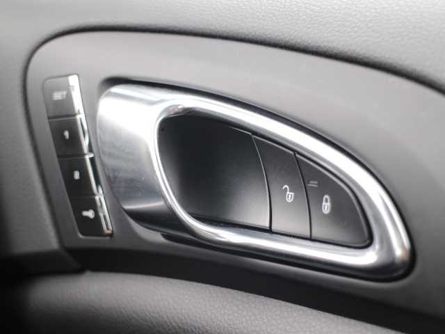 ポルシェ カイエン プラチナエディション 千葉県 2018(平30)年 6.4万km 白 純正ナビ/・Bluetooth/・バックカメラ/・FM/AMラジオ/・フルセグTV（助手席足元スイッチあり）/パドルシフト/アイドリングストップ/シートヒーター/パワーシート/ETC/クルーズコントロール/純正フロアマット/スマートキー２本/パワーバックドア/BOSEスピーカー/フォグランプ/保証書/取扱説明書