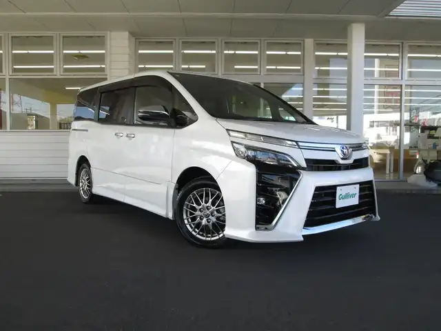 トヨタ ヴォクシー ハイブリッド ZS 煌Ⅲ 千葉県 2021(令3)年 4.7万km ホワイトパールクリスタルシャイン 純正10型SDナビ、フルセグTV/バックカメラ/純正オーディオ【DVD/CD/BT/SD】/純正12.8型フリップダウンモニター/  (V12T-R68C)/両側パワースライドドア/バックドアイージークローザー/トヨタセーフティセンス/LEDヘッドライト&LEDフォグランプ/純正16インチアルミホイール/ウィンカードアミラー/クリアランスソナー/クルーズコントロール/ハーフレザーシート/前席シートヒーター/前方ドライブレコーダー/ビルトインETC/TVキャンセラー/新車時保証書/取扱説明書/スペアキー