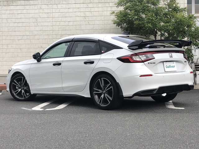 ホンダ シビック e:HEV EX 愛媛県 2024(令6)年 0.5万km プラチナホワイトパール ワンオーナー/純正ディスプレイオーディオ/・グーグルマップ連動/・Bluetooth/フルセグTV/USB/バックカメラ/BOSEサウンドシステム/サンルーフ/前後ドライブレコーダー/ハーフレザーシート/・D/Nパワーシート/・D/Nシートヒーター /ETC2.0/パドルシフト/置くだけ充電/テールゲートスポイラー/フロントグリル/ロアグリルガーニッシュ/・NH731P色分け/ホンダセンシング /●衝突軽減ブレーキ（CMBS）/●先行車発進お知らせ機能/●歩行者事故低減ステアリング/●路外逸脱抑制機能/●標識認識機能/●アダプティブクルーズコントロール/●車線維持支援システム（LKAS）/●トラフィックジャムアシスト（渋滞運転支援機能）/●ブラインドスポットインフォメーション/●誤発進抑制機能/●後方誤発進抑制機能/●近距離衝突軽減ブレーキ/●急アクセル抑制機能/●パーキングセンサーシステム/●後退出庫サポート/●オートハイビーム/●アダプティブドライビングビーム/トラフィックジャムアシスト（渋滞運転支援機能）/取扱説明書/保証書/スペアキー