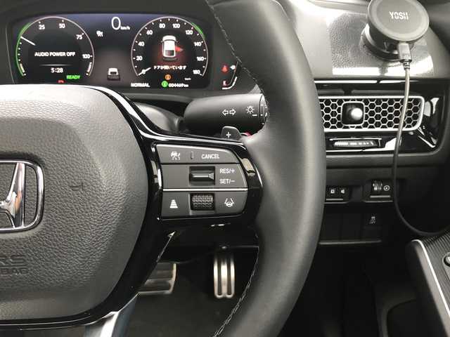 ホンダ シビック e:HEV EX 愛媛県 2024(令6)年 0.5万km プラチナホワイトパール ワンオーナー/純正ディスプレイオーディオ/・グーグルマップ連動/・Bluetooth/フルセグTV/USB/バックカメラ/BOSEサウンドシステム/サンルーフ/前後ドライブレコーダー/ハーフレザーシート/・D/Nパワーシート/・D/Nシートヒーター /ETC2.0/パドルシフト/置くだけ充電/テールゲートスポイラー/フロントグリル/ロアグリルガーニッシュ/・NH731P色分け/ホンダセンシング /●衝突軽減ブレーキ（CMBS）/●先行車発進お知らせ機能/●歩行者事故低減ステアリング/●路外逸脱抑制機能/●標識認識機能/●アダプティブクルーズコントロール/●車線維持支援システム（LKAS）/●トラフィックジャムアシスト（渋滞運転支援機能）/●ブラインドスポットインフォメーション/●誤発進抑制機能/●後方誤発進抑制機能/●近距離衝突軽減ブレーキ/●急アクセル抑制機能/●パーキングセンサーシステム/●後退出庫サポート/●オートハイビーム/●アダプティブドライビングビーム/トラフィックジャムアシスト（渋滞運転支援機能）/取扱説明書/保証書/スペアキー