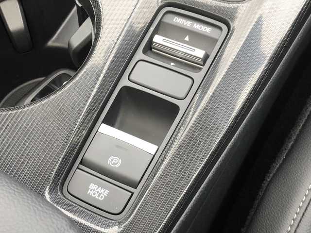 ホンダ シビック e:HEV EX 愛媛県 2024(令6)年 0.5万km プラチナホワイトパール ワンオーナー/純正ディスプレイオーディオ/・グーグルマップ連動/・Bluetooth/フルセグTV/USB/バックカメラ/BOSEサウンドシステム/サンルーフ/前後ドライブレコーダー/ハーフレザーシート/・D/Nパワーシート/・D/Nシートヒーター /ETC2.0/パドルシフト/置くだけ充電/テールゲートスポイラー/フロントグリル/ロアグリルガーニッシュ/・NH731P色分け/ホンダセンシング /●衝突軽減ブレーキ（CMBS）/●先行車発進お知らせ機能/●歩行者事故低減ステアリング/●路外逸脱抑制機能/●標識認識機能/●アダプティブクルーズコントロール/●車線維持支援システム（LKAS）/●トラフィックジャムアシスト（渋滞運転支援機能）/●ブラインドスポットインフォメーション/●誤発進抑制機能/●後方誤発進抑制機能/●近距離衝突軽減ブレーキ/●急アクセル抑制機能/●パーキングセンサーシステム/●後退出庫サポート/●オートハイビーム/●アダプティブドライビングビーム/トラフィックジャムアシスト（渋滞運転支援機能）/取扱説明書/保証書/スペアキー