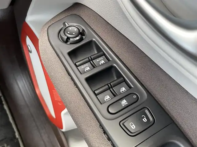 クライスラー・ジープ ジープ レネゲード オープニングエディション 石川県 2015(平27)年 4.9万km 白 社外メモリーナビ(ポータブル)/ワンセグTV/Bluetooth/USB/AUX/beatsサウンド/クルーズコントロール/電動格納ミラー/黒レザーシート/ETC/ルーフレール/ドアバイザー/トノカバー