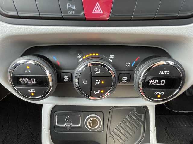 クライスラー・ジープ ジープ レネゲード オープニングエディション 石川県 2015(平27)年 4.9万km 白 社外メモリーナビ(ポータブル)/ワンセグTV/Bluetooth/USB/AUX/beatsサウンド/クルーズコントロール/電動格納ミラー/黒レザーシート/ETC/ルーフレール/ドアバイザー/トノカバー
