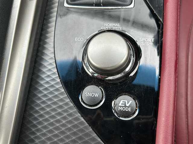 レクサス ＧＳ 300h Fスポーツ 熊本県 2017(平29)年 6.9万km ホワイトノーヴァガラスフレーク 純正メーカーSDナビDTV/・CD/DVD/BT/USB/SD/AUX/フルセグ/バックカメラ/ビルトインETC/本革シート/・メモリ付きパワーシート/・エアーシート/LEDヘッドライト/リアスポイラー/・オートライト/フォグ/ハンドルヒーター/ウィンカードアミラー/リアサンシェード/レクサスセーフティシステム＋/・プリクラッシュセーフティ/・レーンディパーチャーアラート/・アダプティブハイビームシステム/・レーダークルーズコントロール/マット/スマートキー