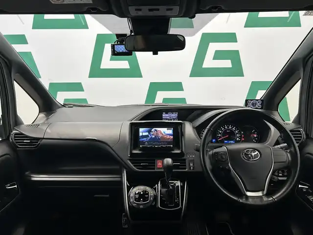 トヨタ ヴォクシー ZS 煌 鹿児島県 2018(平30)年 7.5万km ブラック ワンオーナー/社外ナビ（NX617）/バックカメラ/両側パワースライドドア/前後ドライブレコーダー/ETC/フルセグTV/アダプティブクルーズコントロール/レーンキープアシスト/社外マフラー/純正フロアマット/革調シートカバー/アイドリングストップ/ドアバイザー/社外19インチアルミホイール（RAY’ｓ）/LEDヘッドライト