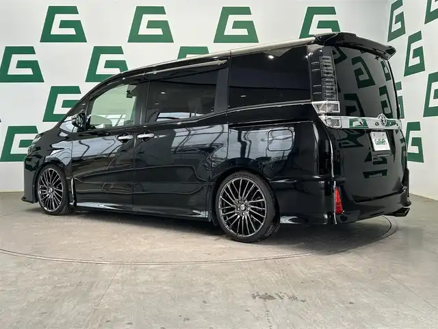 トヨタ ヴォクシー ZS 煌 鹿児島県 2018(平30)年 7.5万km ブラック ワンオーナー/社外ナビ（NX617）/バックカメラ/両側パワースライドドア/前後ドライブレコーダー/ETC/フルセグTV/アダプティブクルーズコントロール/レーンキープアシスト/社外マフラー/純正フロアマット/革調シートカバー/アイドリングストップ/ドアバイザー/社外19インチアルミホイール（RAY’ｓ）/LEDヘッドライト