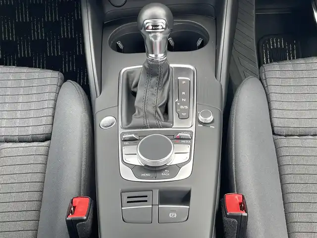 アウディ Ａ３ SB 1．8 TFSIクワトロ 青森県 2014(平26)年 2.9万km パール ４WD/純正メーカーナビ/(AM/FM/CD/DVD/Bluetooth/フルセグTV)/バックカメラ/電動パーキング/パドルシフト/スタートストップシステム/LEDオートライト/ステアリングスイッチ/後方ドライブレコーダー/純正1７インチAW/ETC/オートエアコン/ABS/エアバック　W/サイド/カーテン/前後コーナー/横滑り防止機能/スペアキー×1/保証書/取扱説明書/ナビ取扱説明書